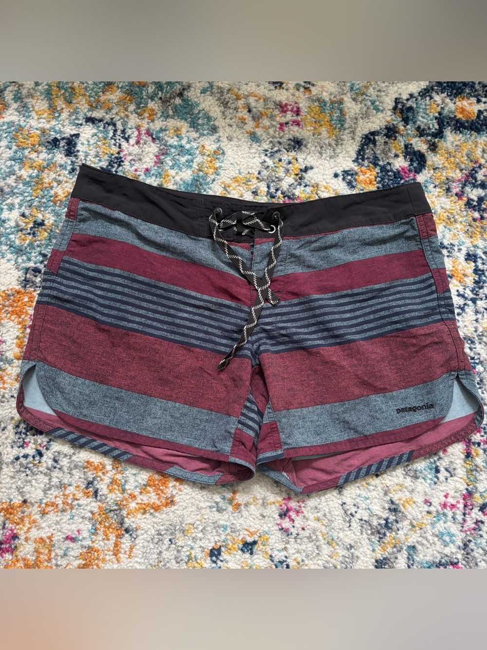Patagonia wavefarer Women's Burgundy & Gray Striped Board Shorts size 6